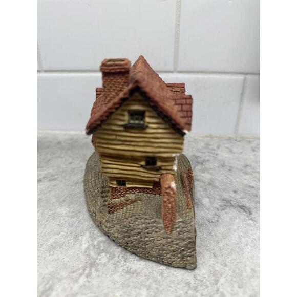 Vintage David Winter Hand painted Collectible: Market Street 1980. Pre-owned - Picture 3 of 5